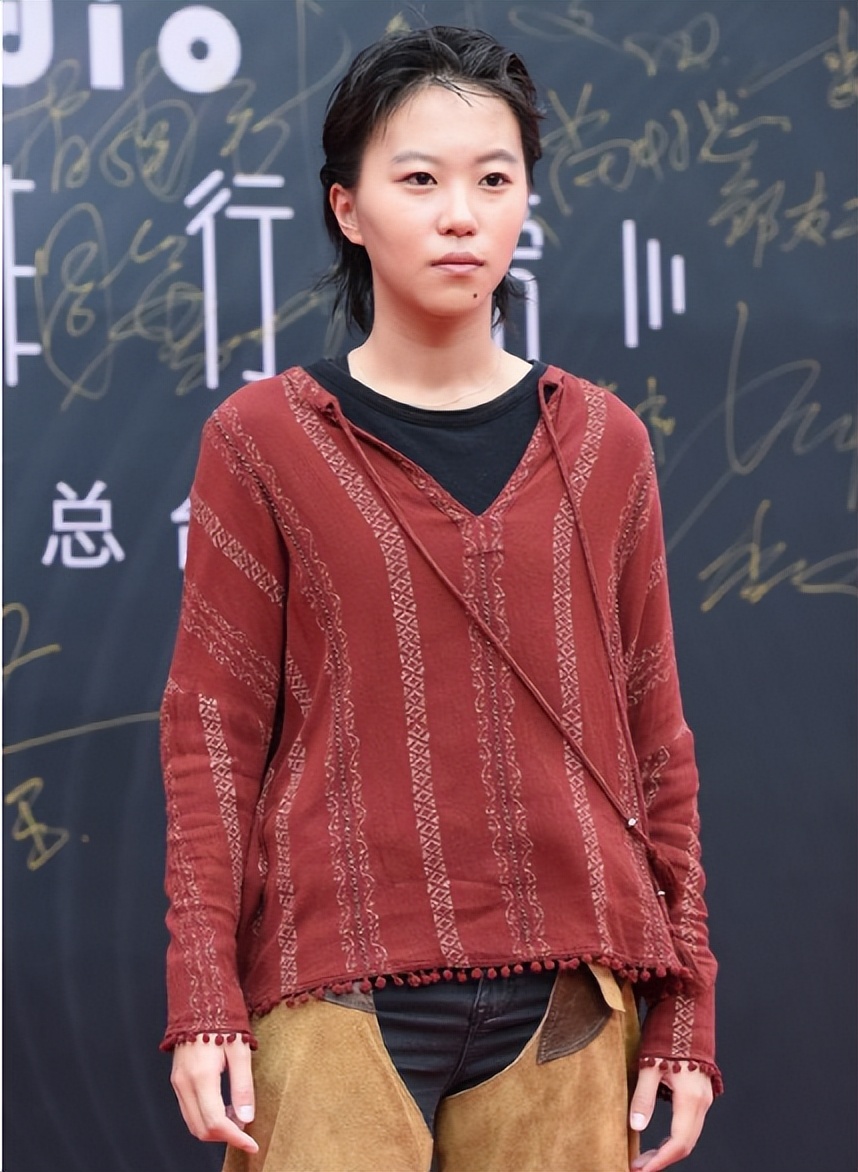 竇靖童徹底放飛自我!麻袋褲子「三角區」醒目,頭髮油的快能炒菜 - 資訊咖