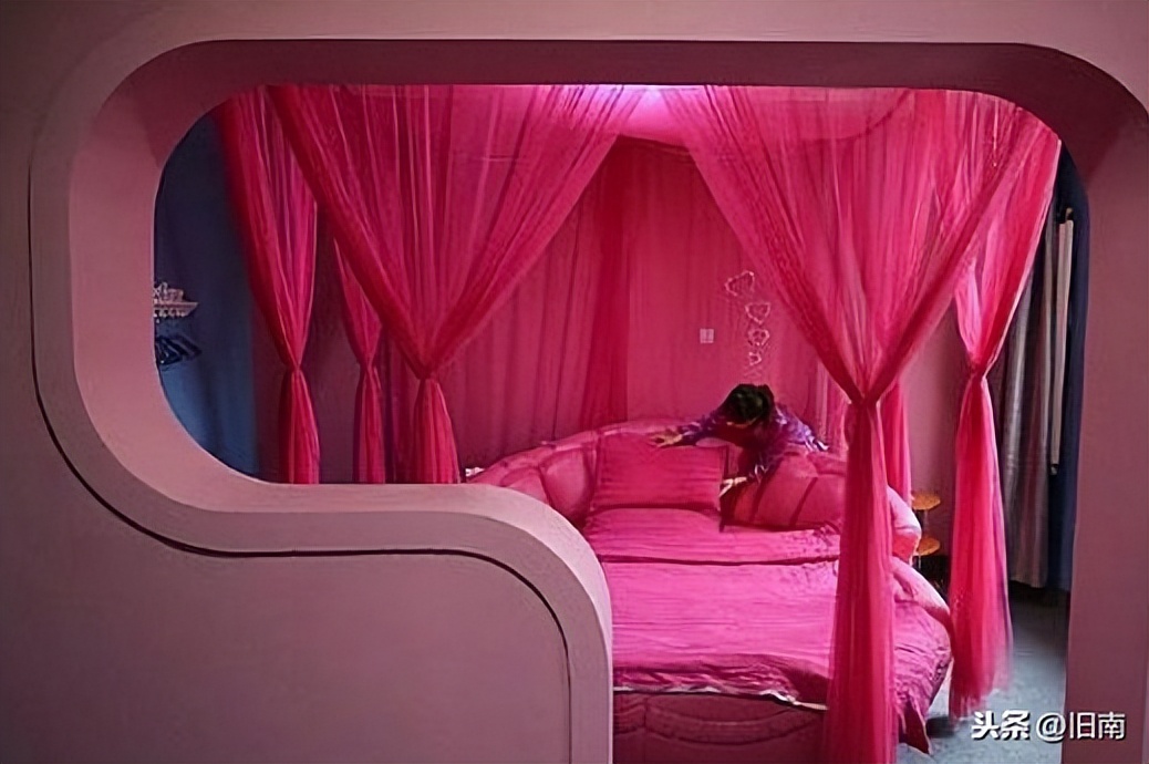 Is the "water bed" of a love hotel really full of water?Why do many