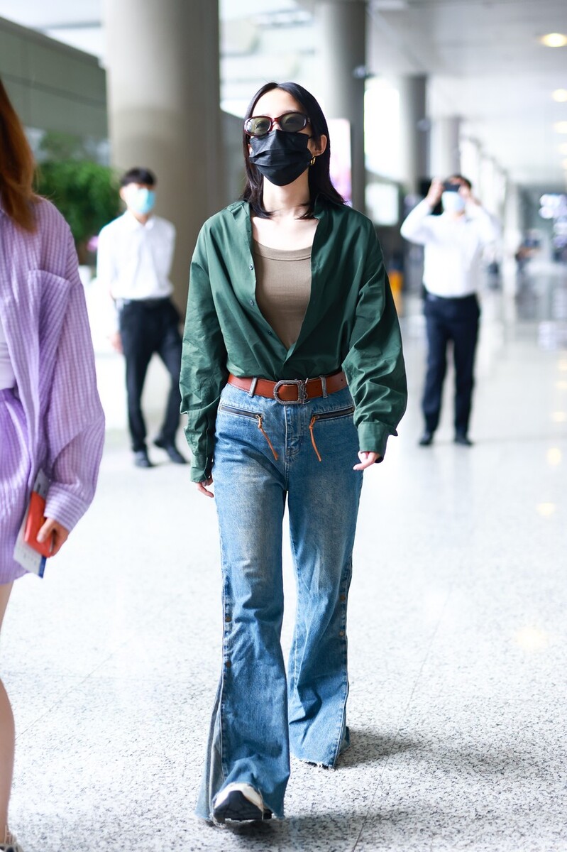 Meng Meiqi green shirt + denim flared pants retro atmosphere - iNEWS