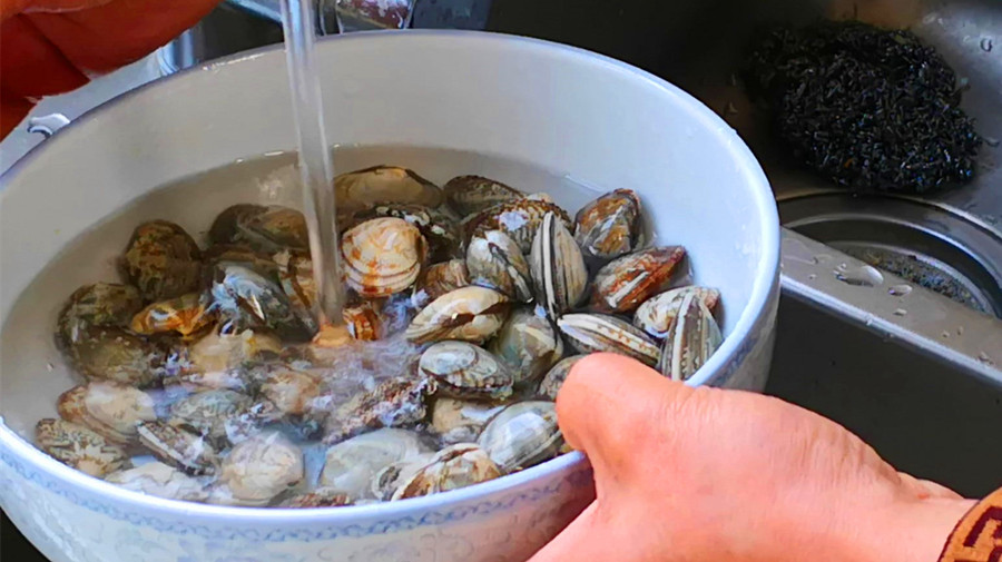 It's so easy to remove the sand from the clams. Don't just add salt. I