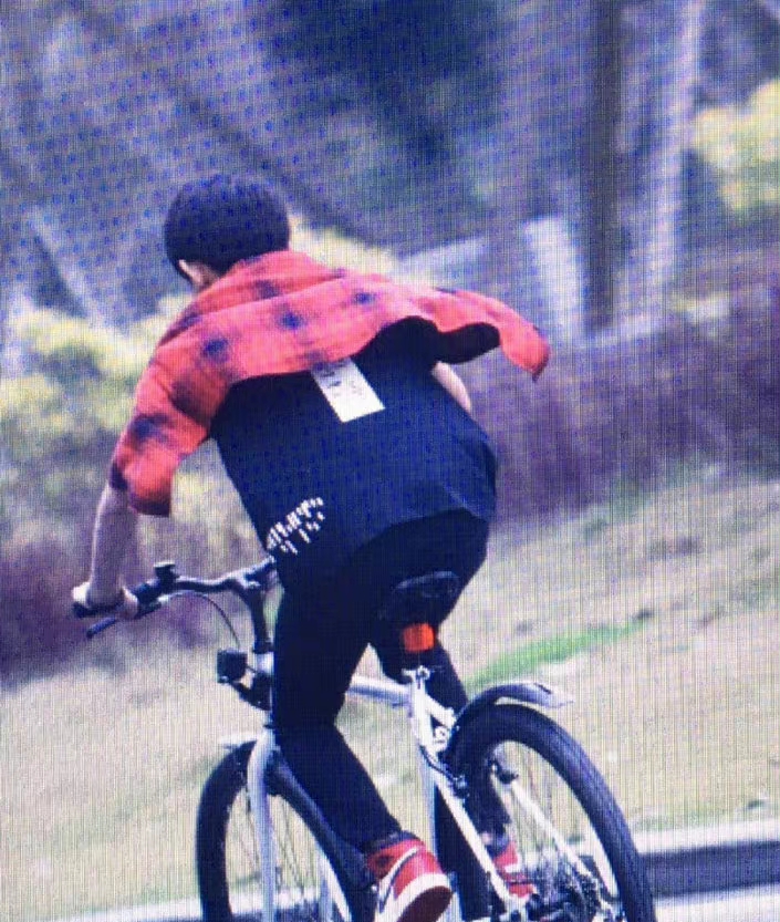Wang Yuanchun rides in spring, and is still wearing a cloak when he was ...