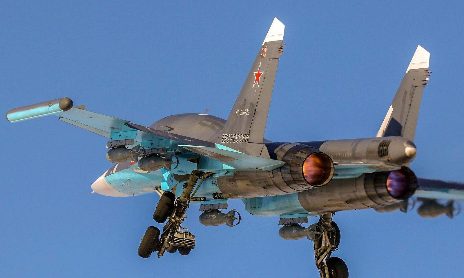 俄軍蘇30低空秀肌肉,卻遭烏軍飛彈攔截,戰機尾部冒煙當場倒栽蔥