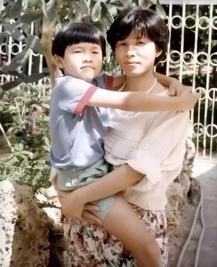 Kunling seldom posts family portraits during the Spring Festival. The