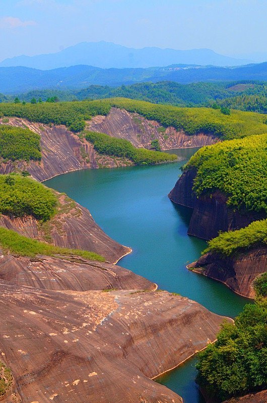 Gaoyi Ridge, Danxia virgin land, red rocks and green water, dangerous ...