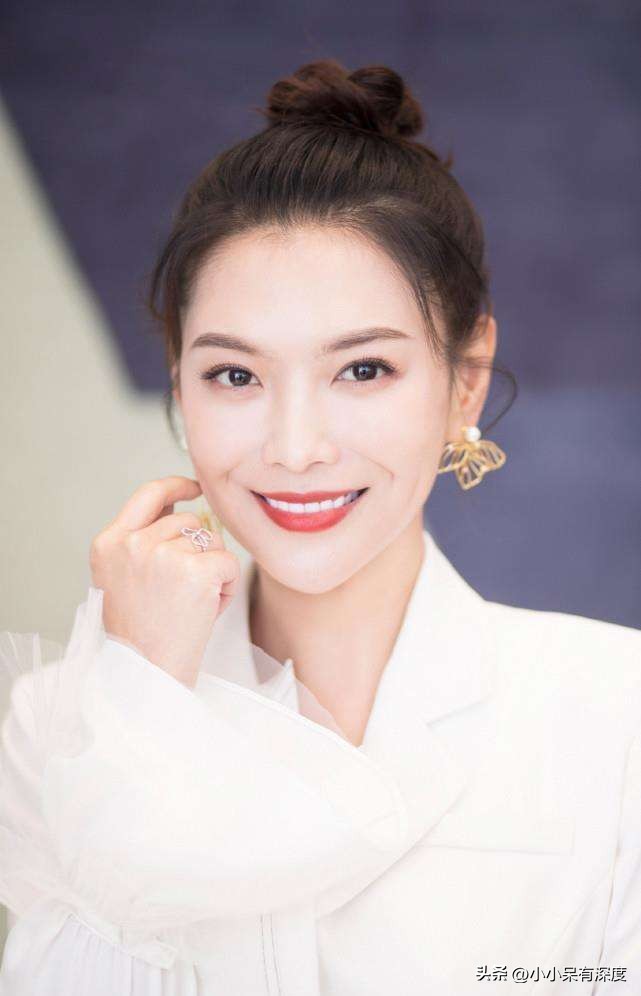 The host Li Kun took a photo, full of vitality and girlish temperament ...