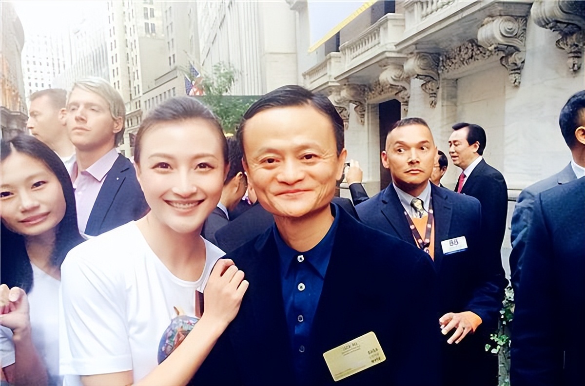 Zhao Benshan, from a farmer to a net worth of 30 billion, spent 200