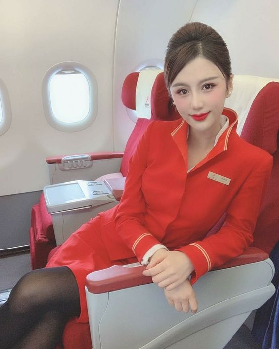 Young flight attendants, why do most of them wear skirts?Another reason "it's not easy" iNEWS