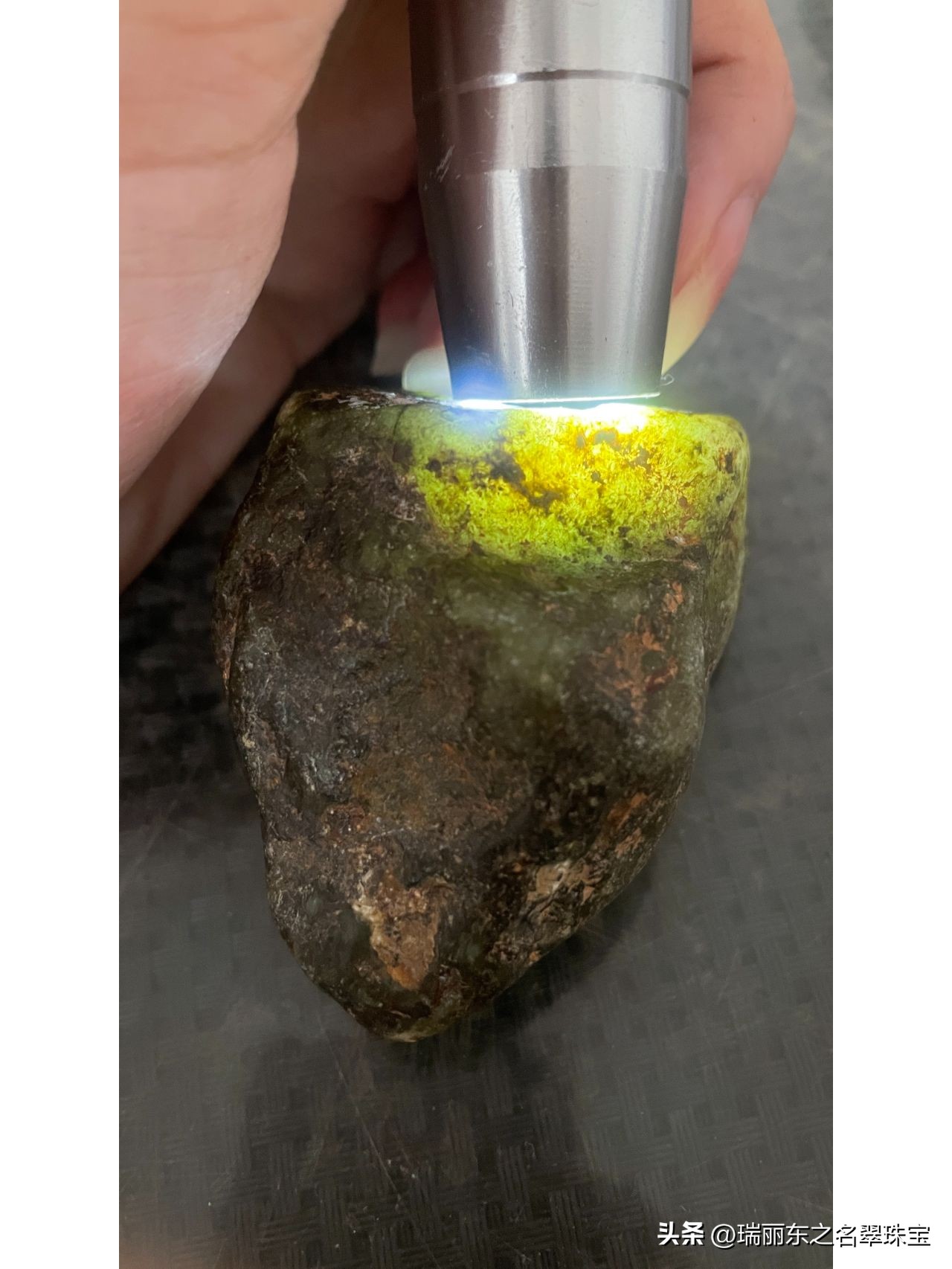 Why is it important to know the entrance of the jade rough stone? iNEWS