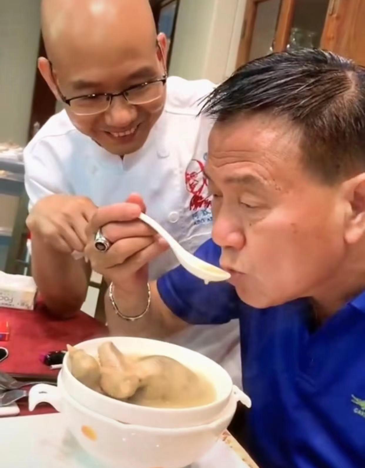 65yearold Wan Ziliang revealed his recent situation, wearing "pigeon