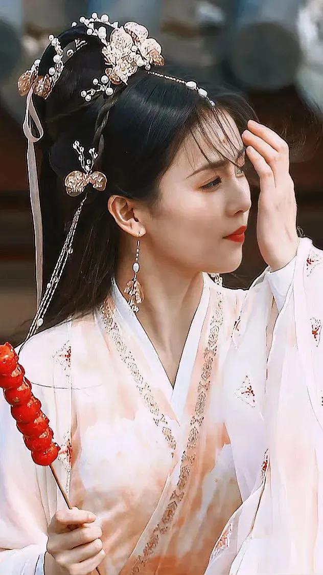 The white deer is so beautiful in Till The End Of The Moon, the shape