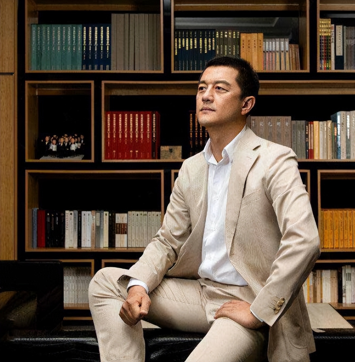 Li Yapeng returned to Beijing in a 43-hour green leather car, wearing ...
