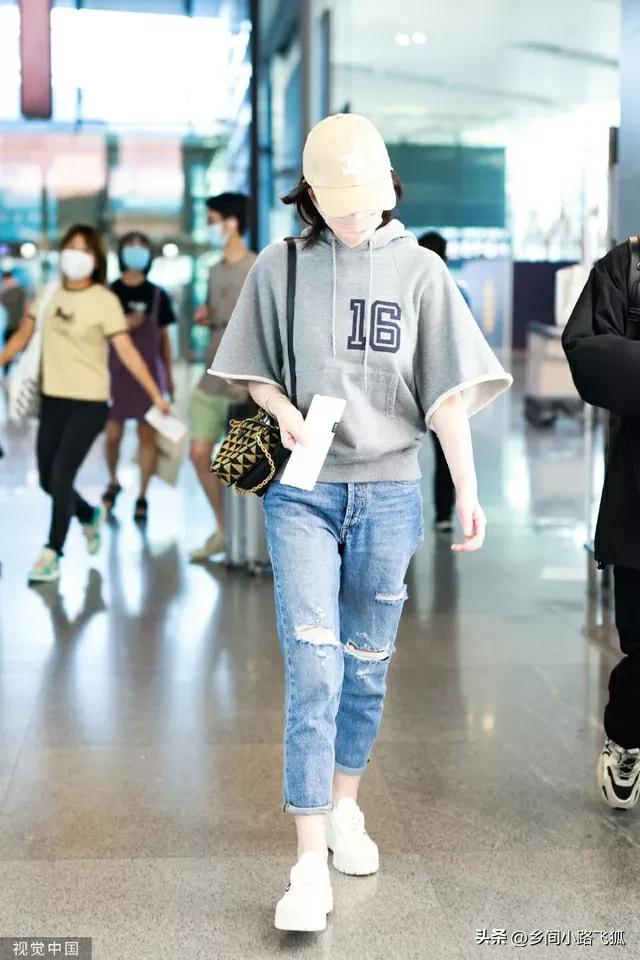 Li Xiaoran wears a baseball cap and shows up at Shanghai Airport in a ...