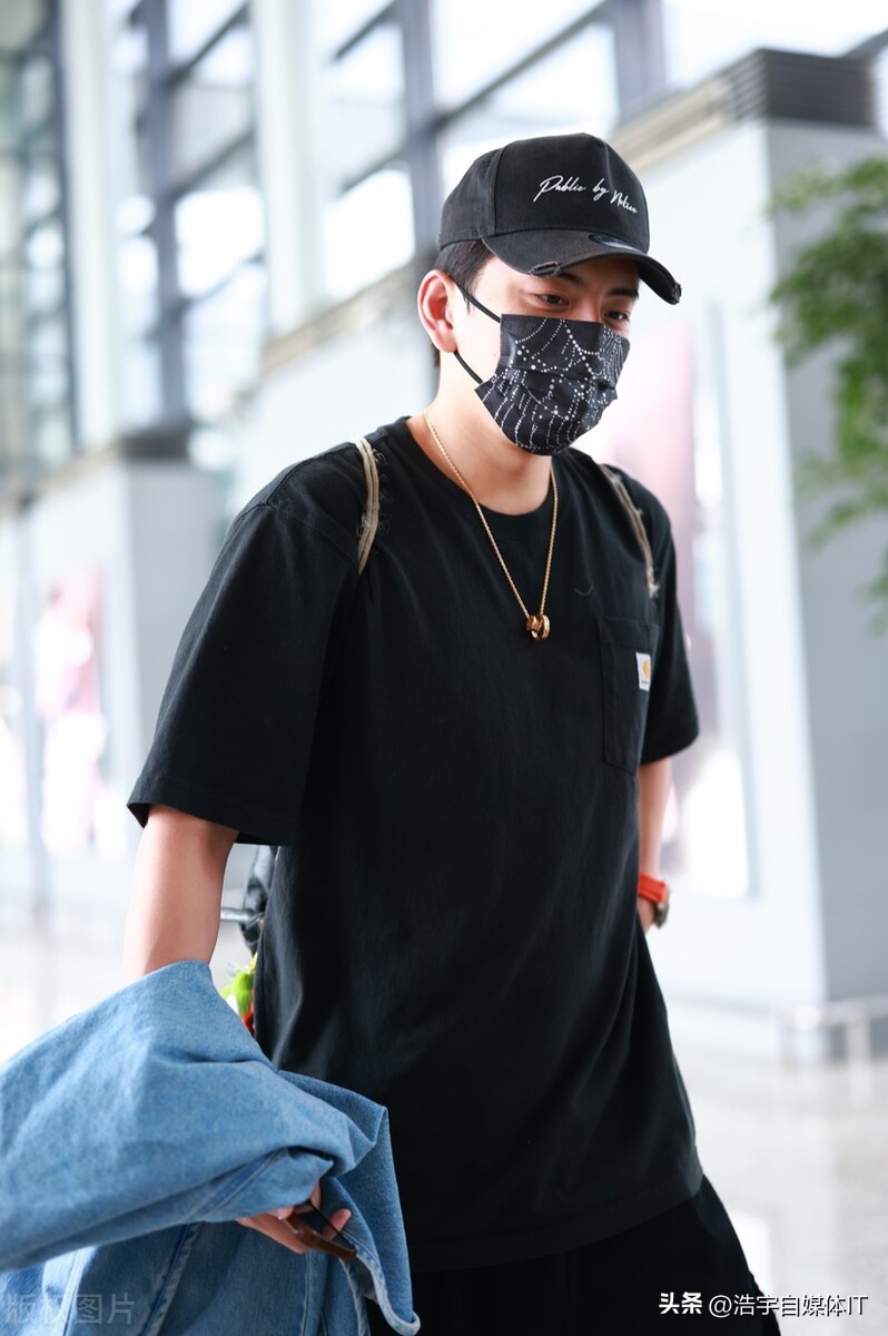 Wang Dalu's all-black look appeared at Shanghai Airport - iNEWS