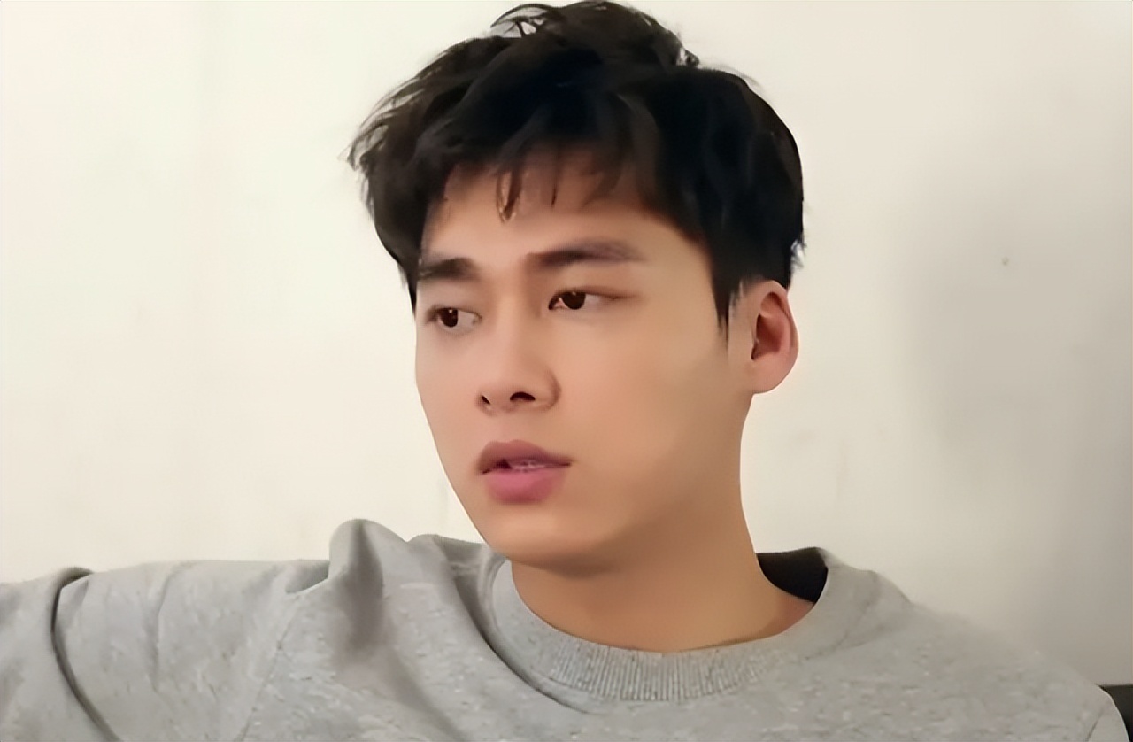 Li Yifeng returned to his hometown with a desolate expression, shaved ...