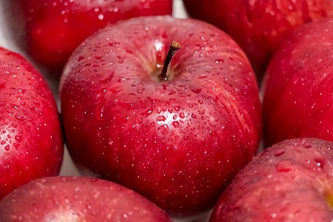 Insist on eating apples on an empty stomach after getting up in the