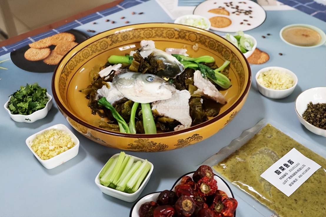 The chef teaches you how to make sauerkraut fish, it is delicious but