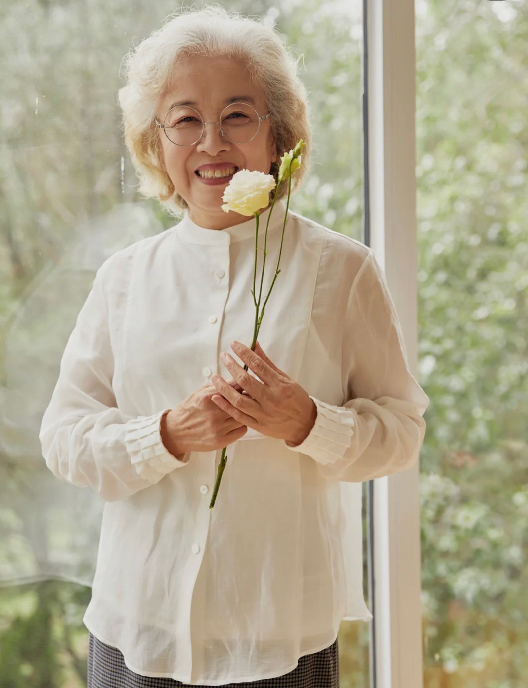 It is too old for a woman to wear floral clothes after 60 years old iNEWS