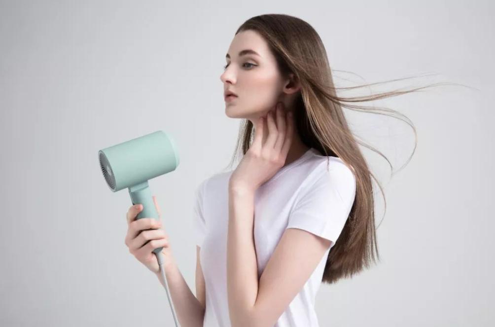 How does a hair dryer dry hair? How is it different from natural wind