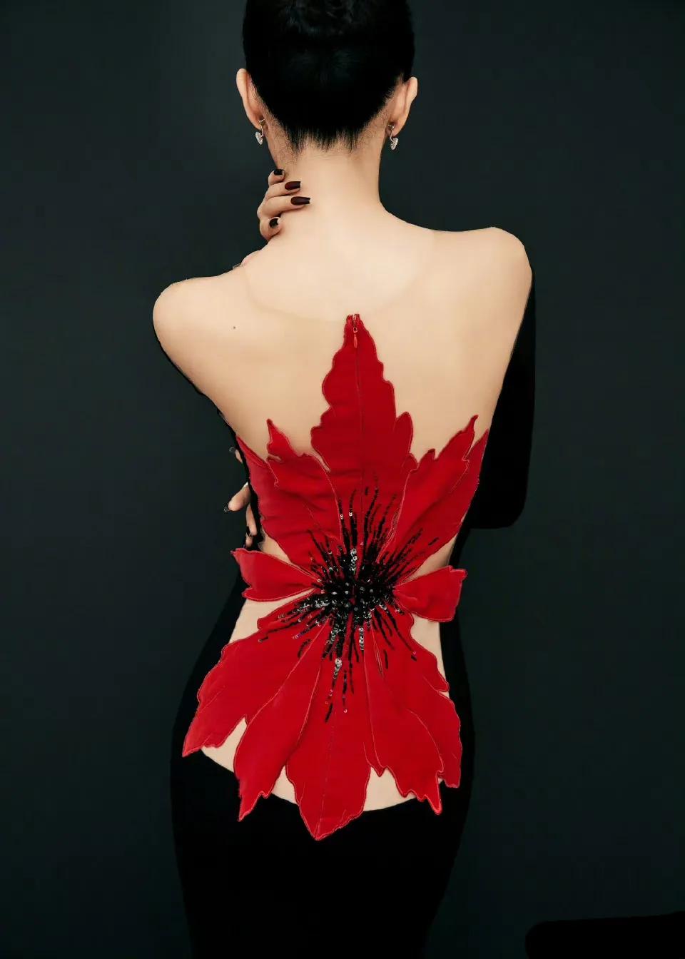 Tong Yao behind the safflower shape iNEWS