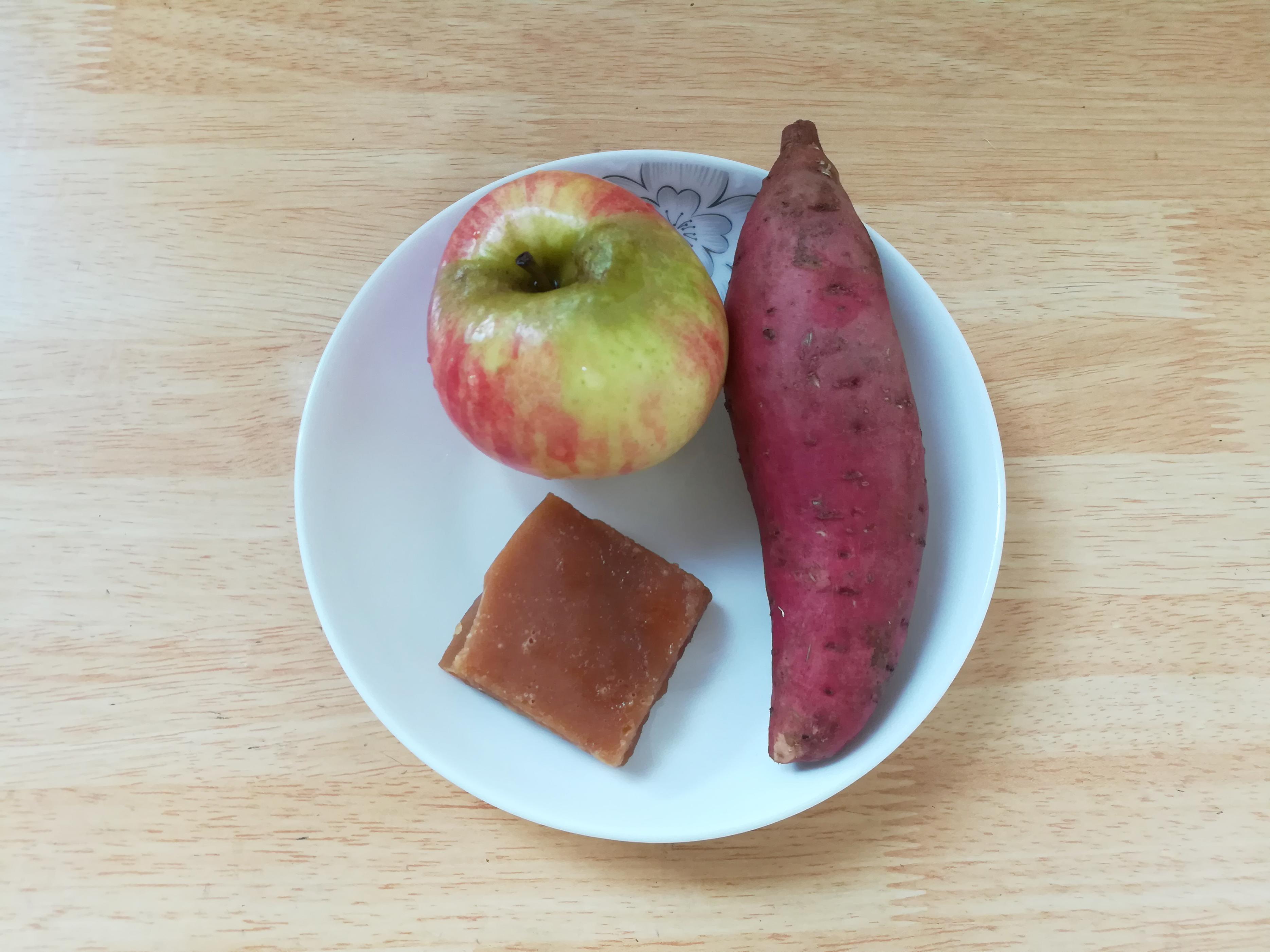In autumn, apples and sweet potatoes are a perfect match. My family