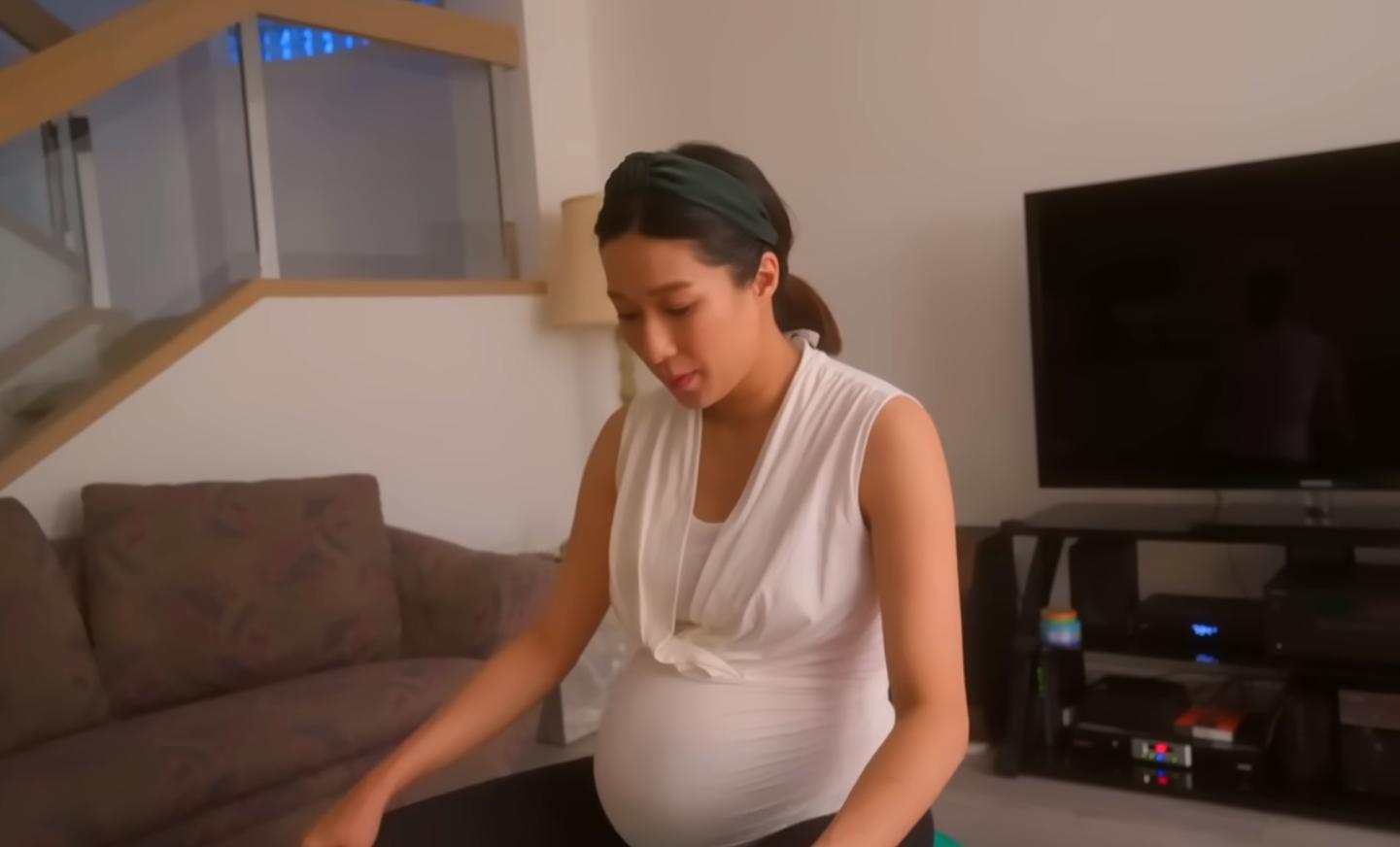 Giving birth in a bathtub, cutting the umbilical cord by yourself, and