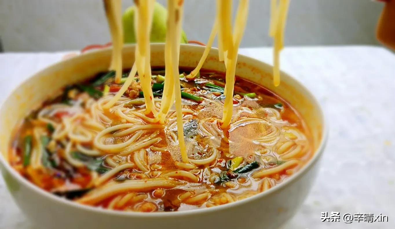 Home version of small pot rice noodles - iNEWS