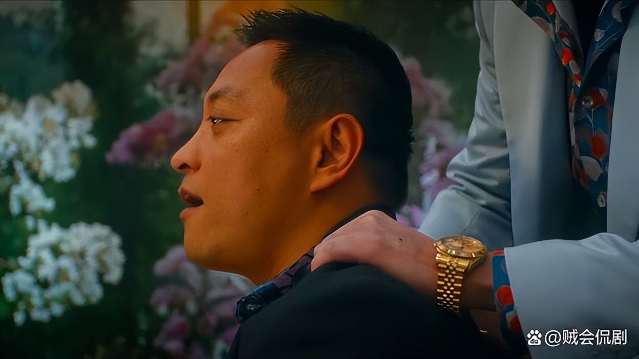 "Who is he?" Zhao Gang didn't even think about it, how could there be a ...