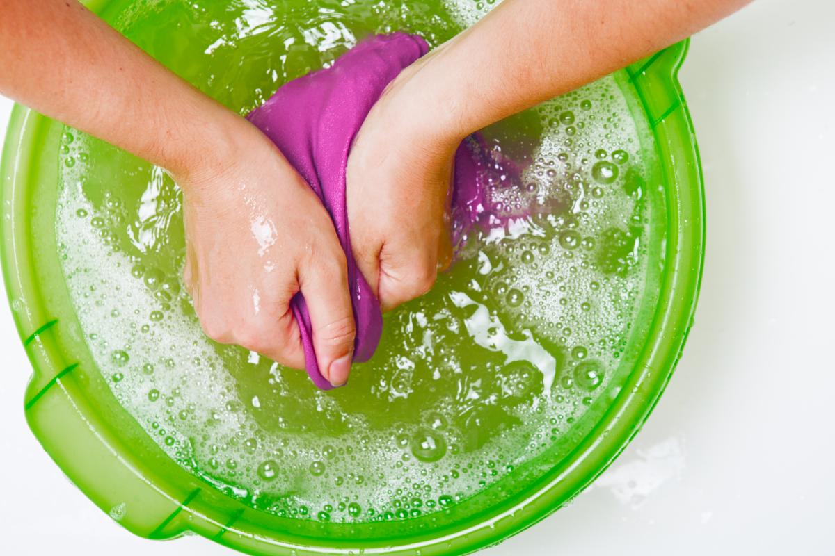 An easy way to remove oil stains from clothes prewash treatment iNEWS