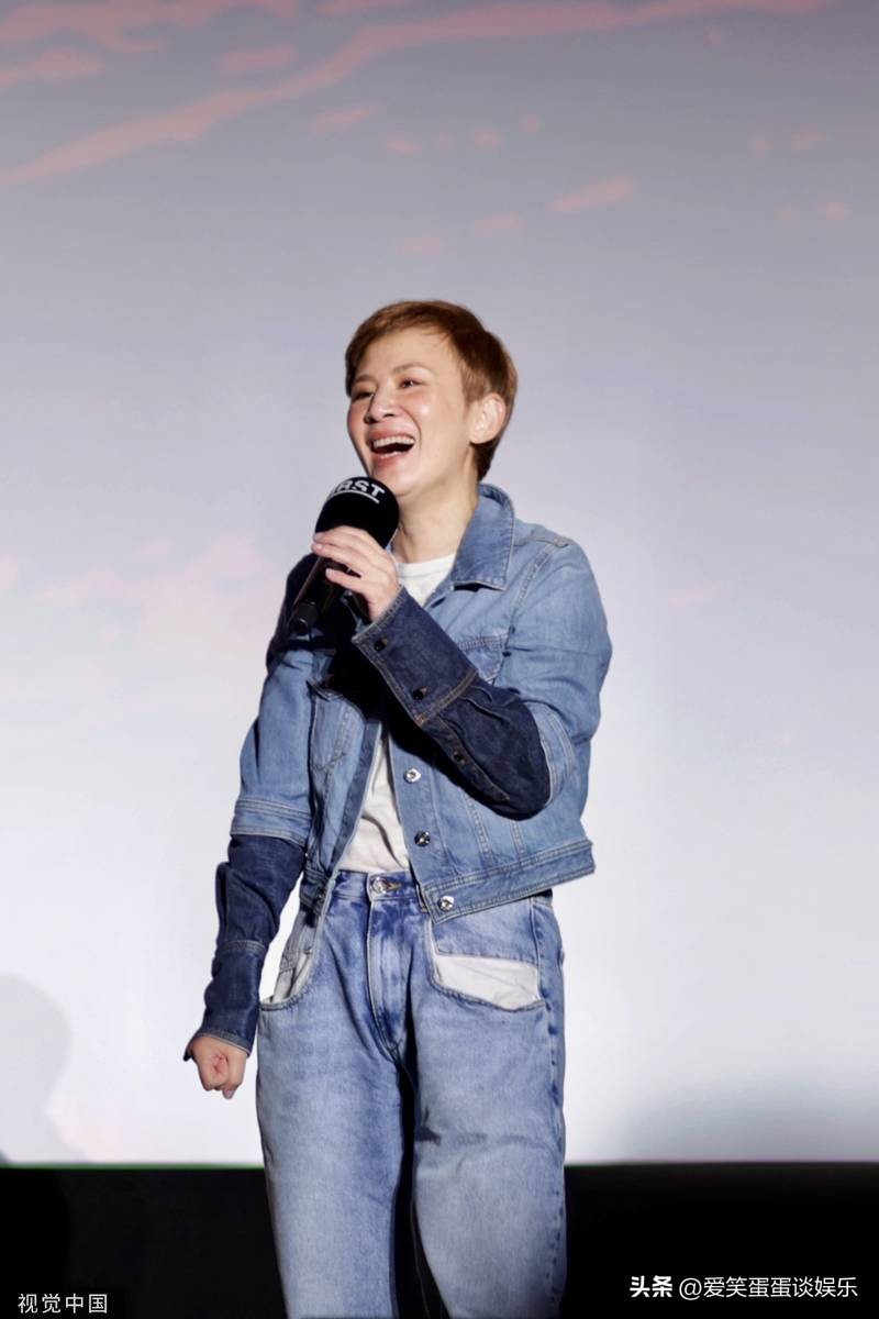 Wu Junru attended the open-air greeting event, with short blond hair in ...