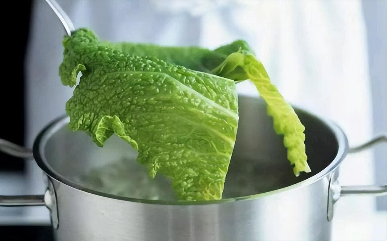 Don't pour the "hot water" that has been boiled into the drain!Many people don't understand, no