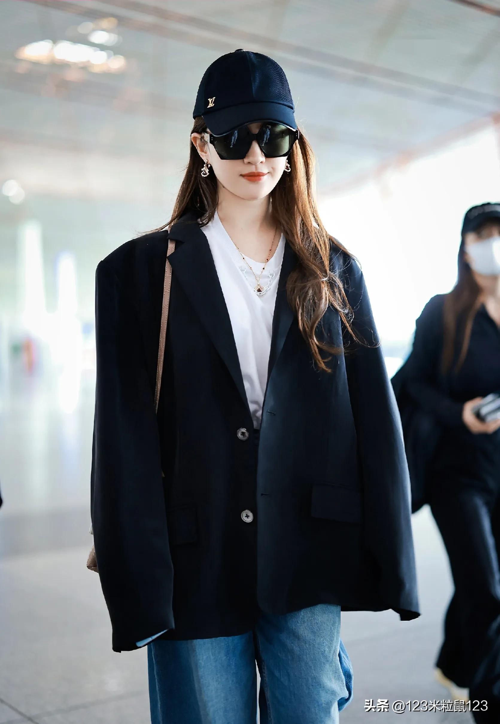 Liu Yifei departs for Venice from Beijing! The waistless outfit is ...