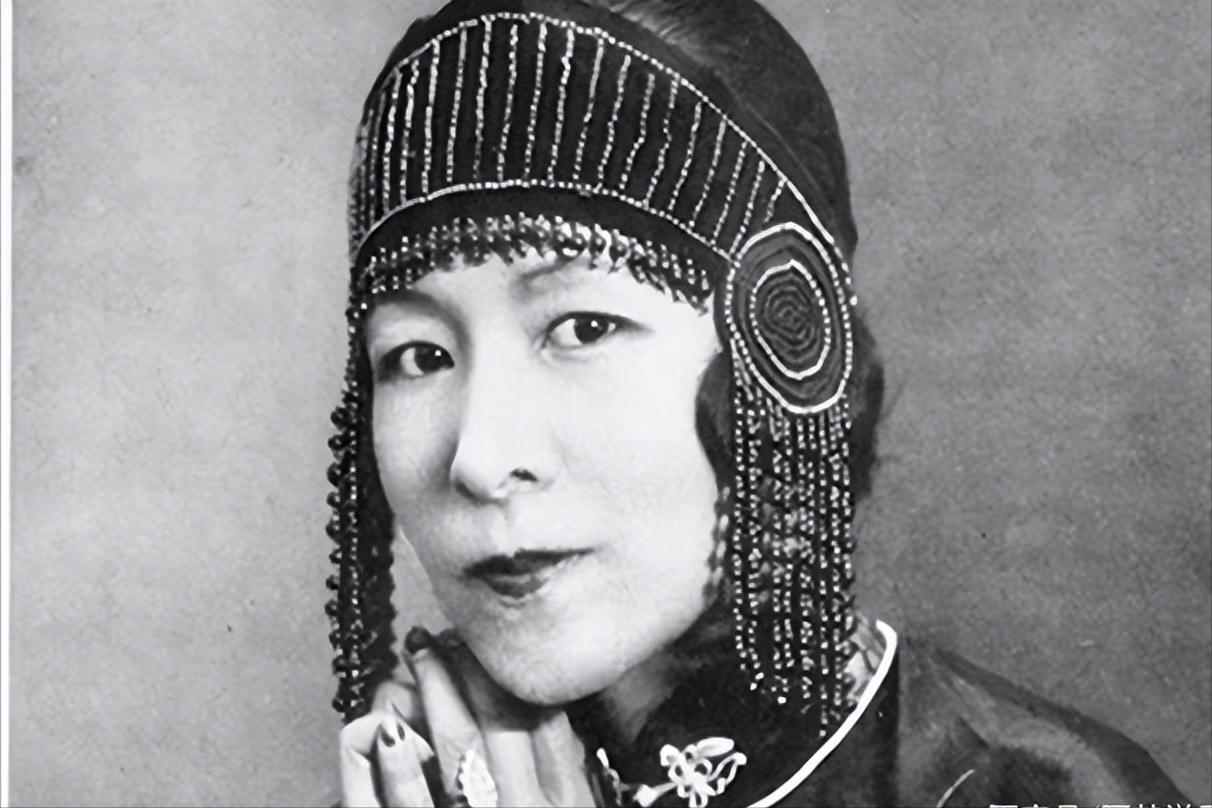 Empress Dowager Empress Dowager Rong Ling She has been in love with