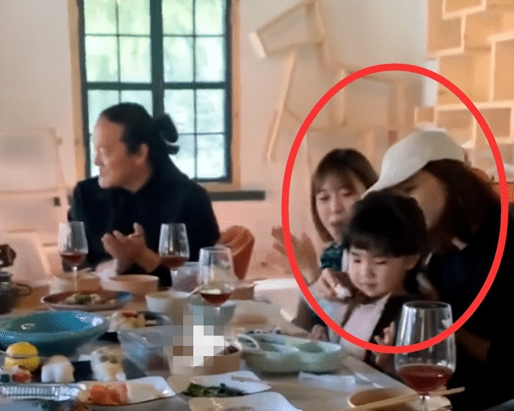 Gao Yuanyuan threw away the burden of the goddess and ate noodles, and