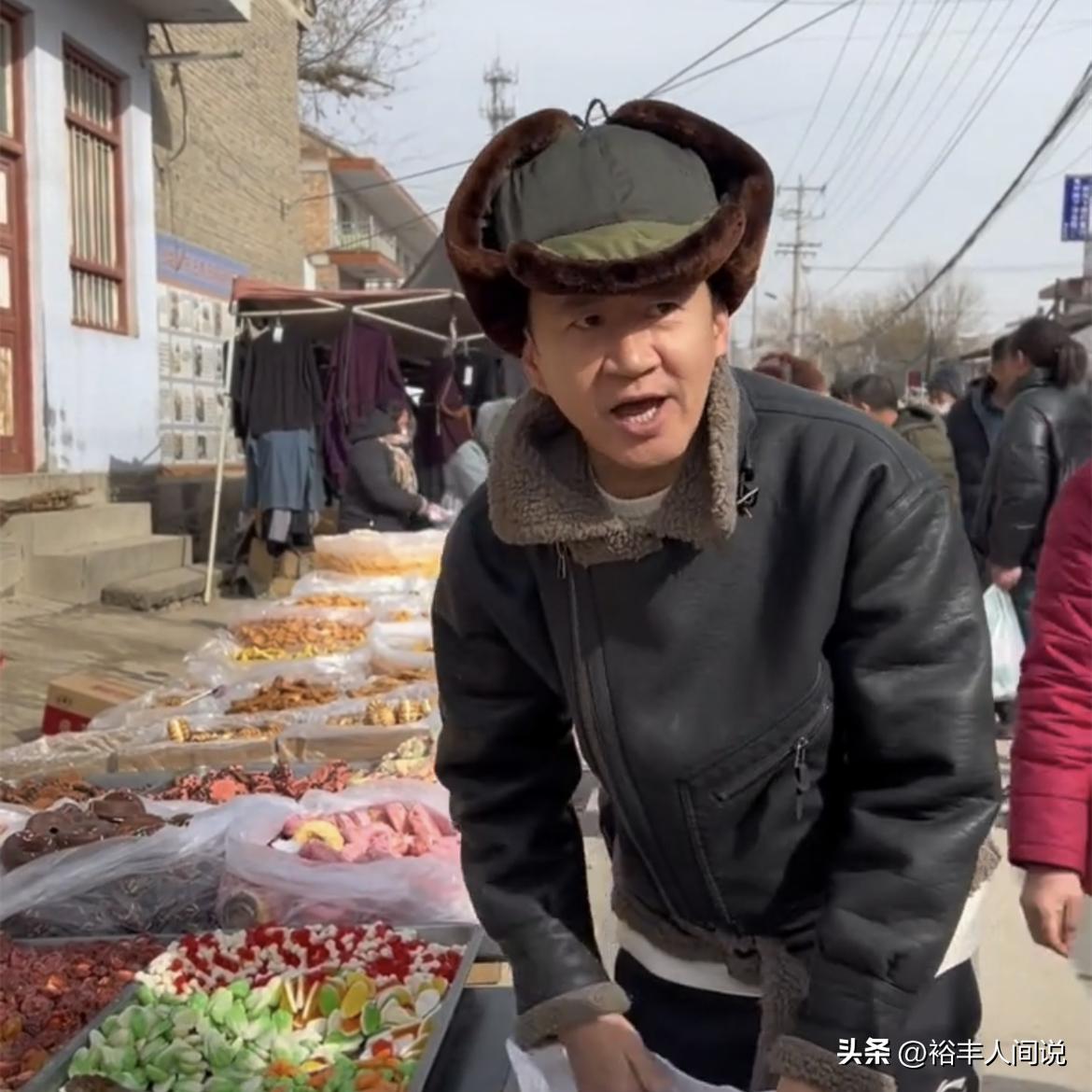Li Jiaming carries a woven bag to go to the big market to buy new year ...