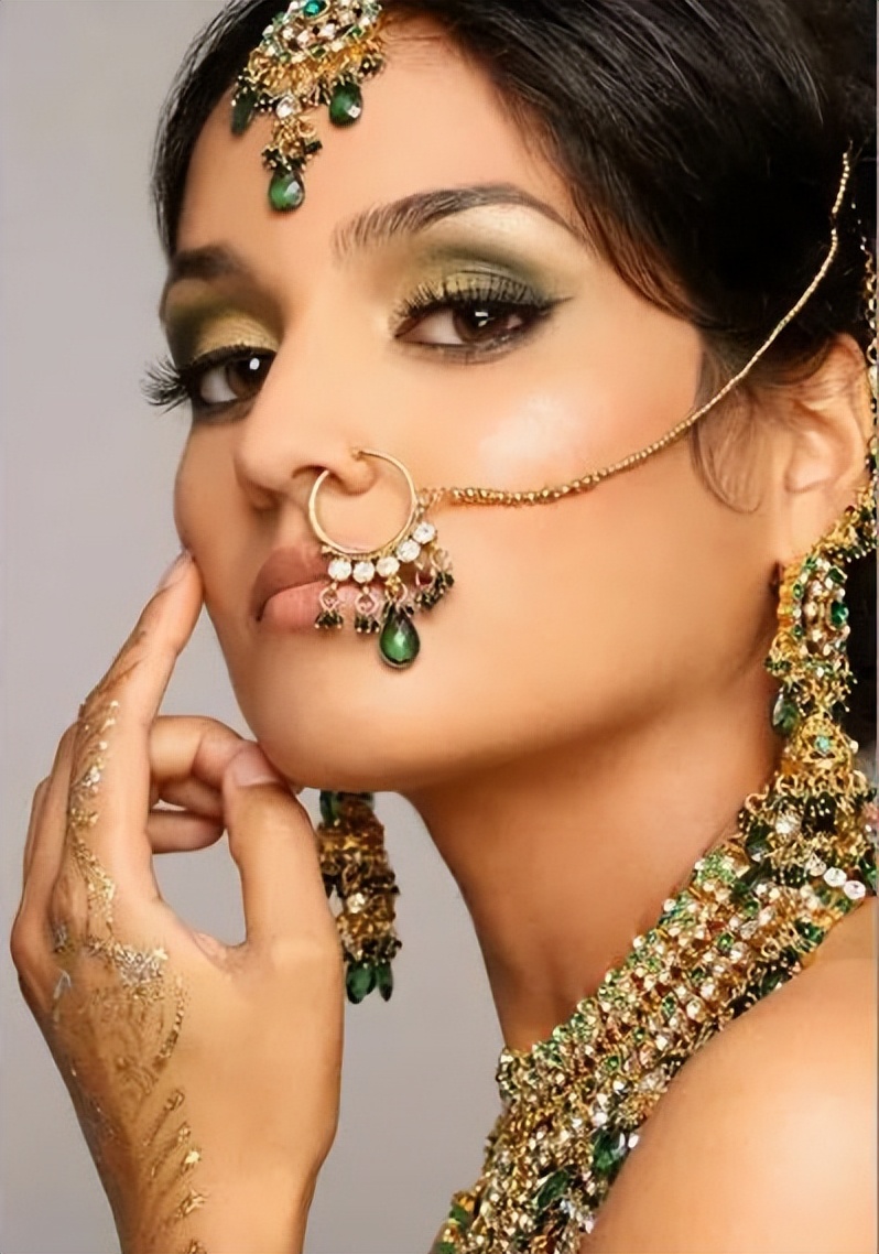 Why did the ancient Japanese paint their teeth black, you may not believe it, it's a status