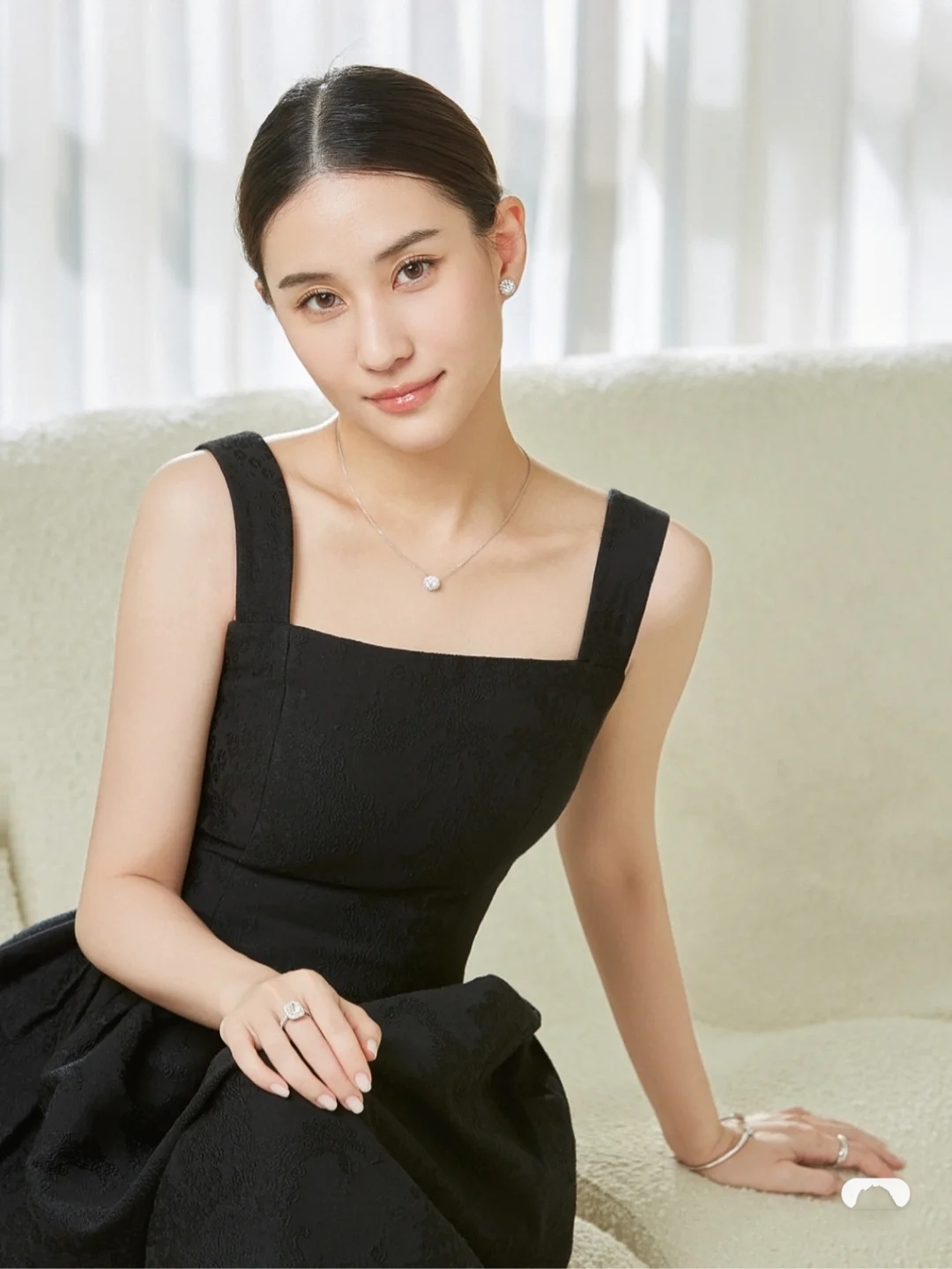 Dou Xiao's girlfriend takes beautiful photos and wears jewelry all over ...