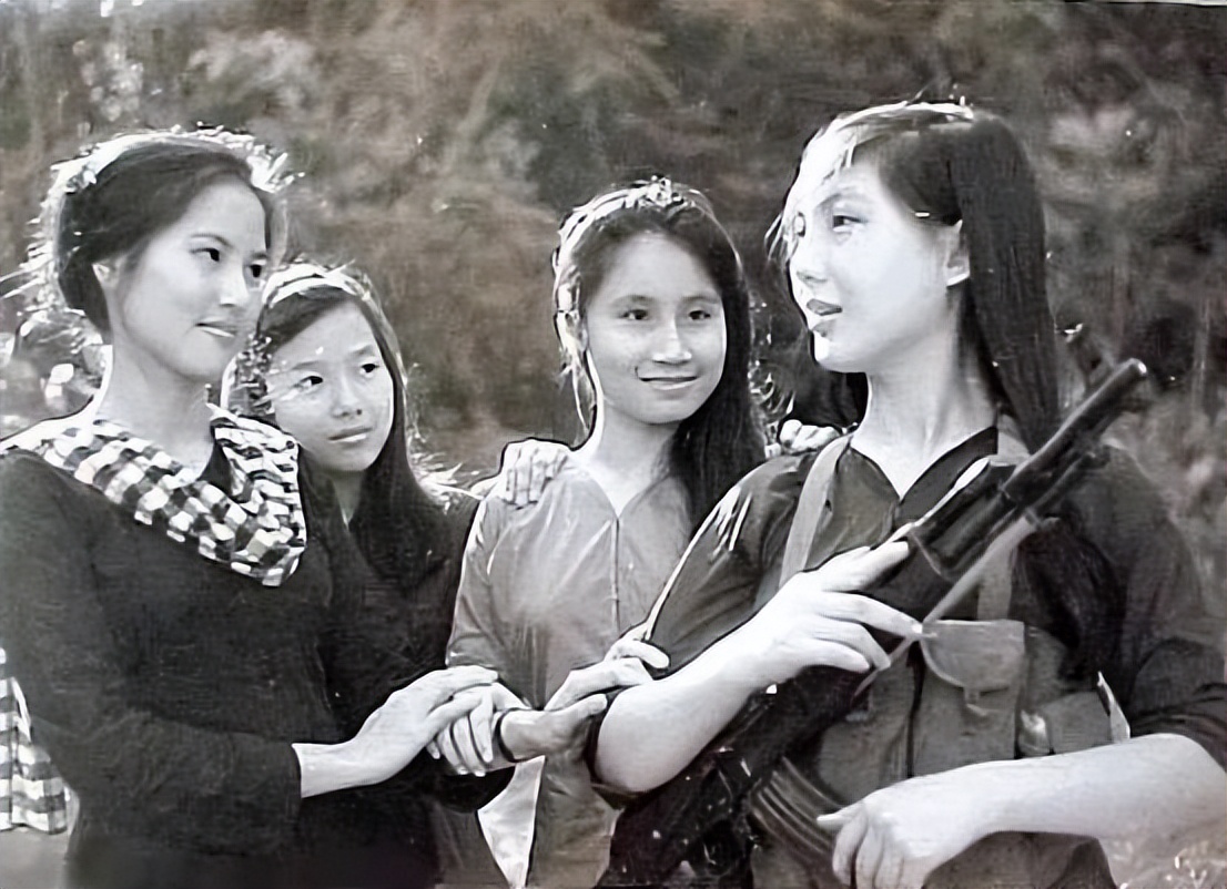 During the Vietnam War, Vietnamese female soldiers would take off their clothes directly when they were captured? What is the reason behind