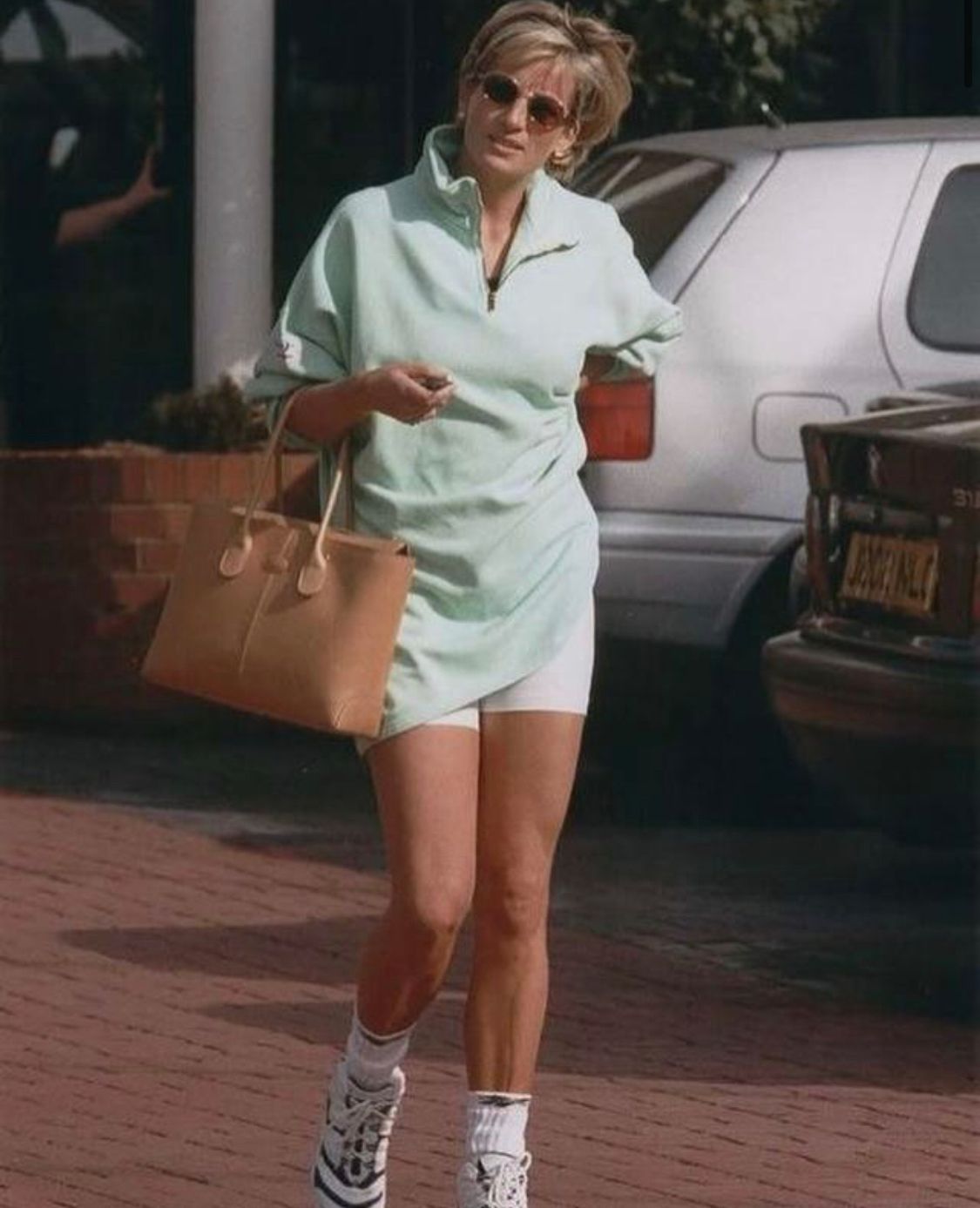 今夏火了「自行車褲」！明星也在跟風，原來黛安娜30年前就穿過了