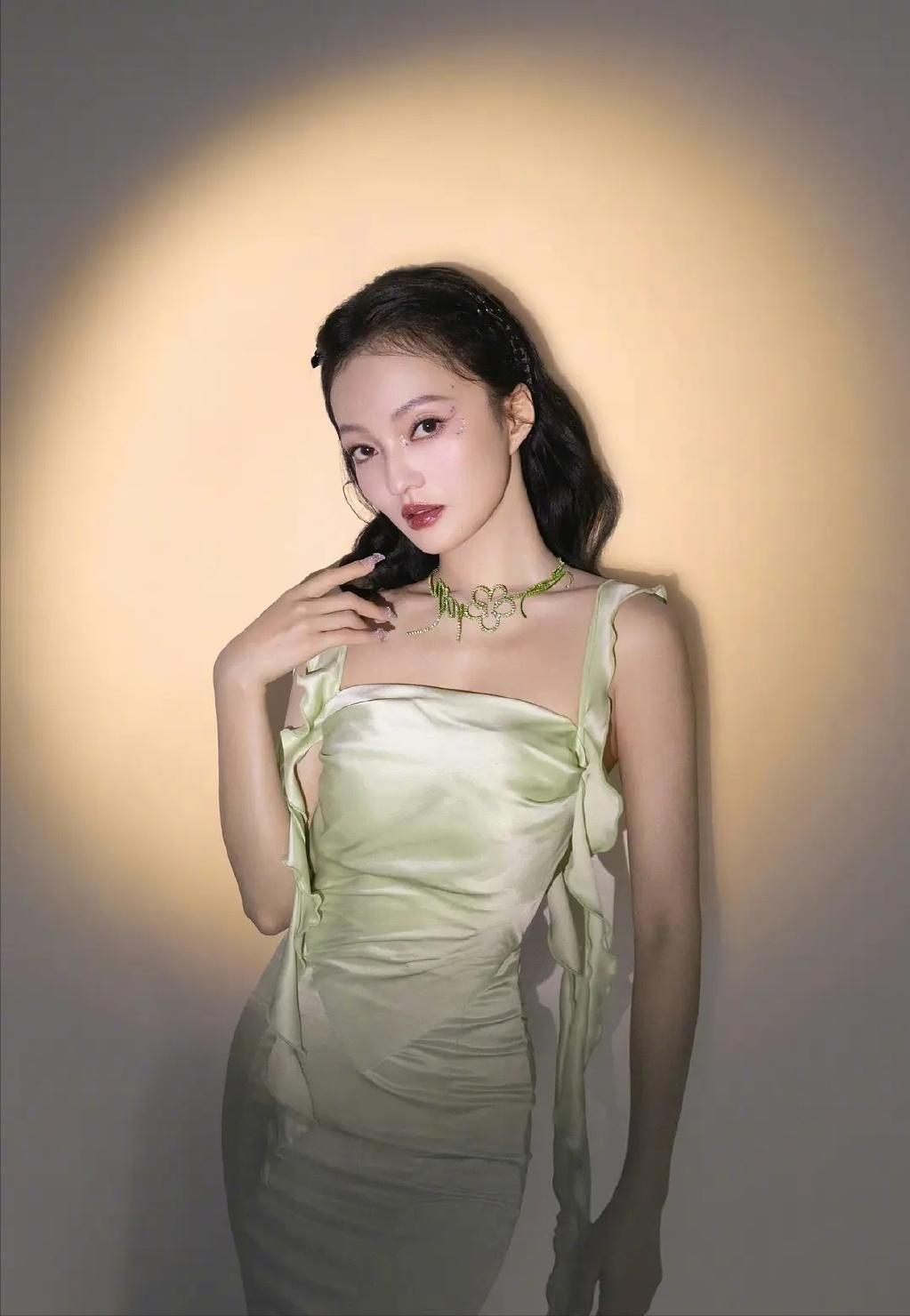 Zhang Shaohan and Zhao Lusi hit the shirt - iNEWS
