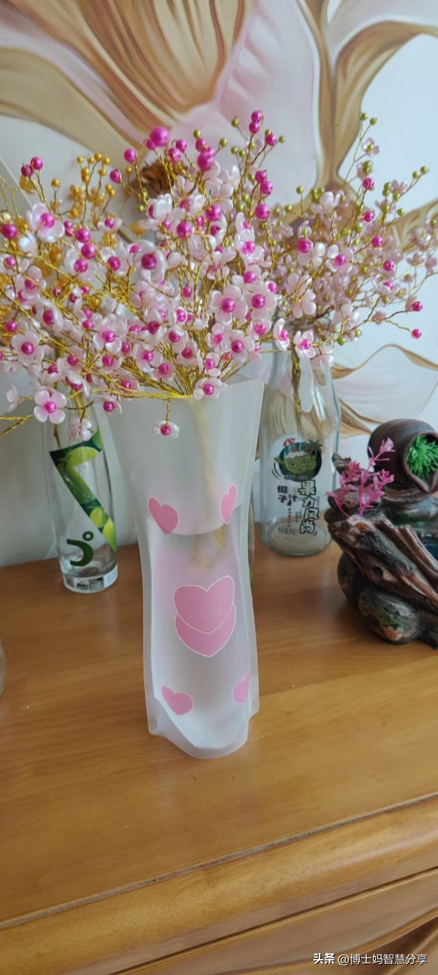 Inspirational golden sentence Plastic bags make vases iNEWS