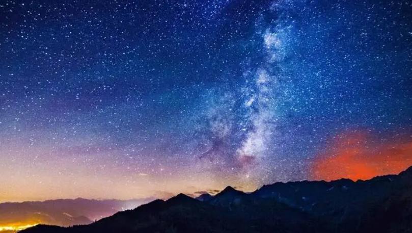 2b581487918e48d397e917304cd0bb96 ¿Por qué las estrellas no se ven borrosas, aunque la Tierra sigue moviéndose?