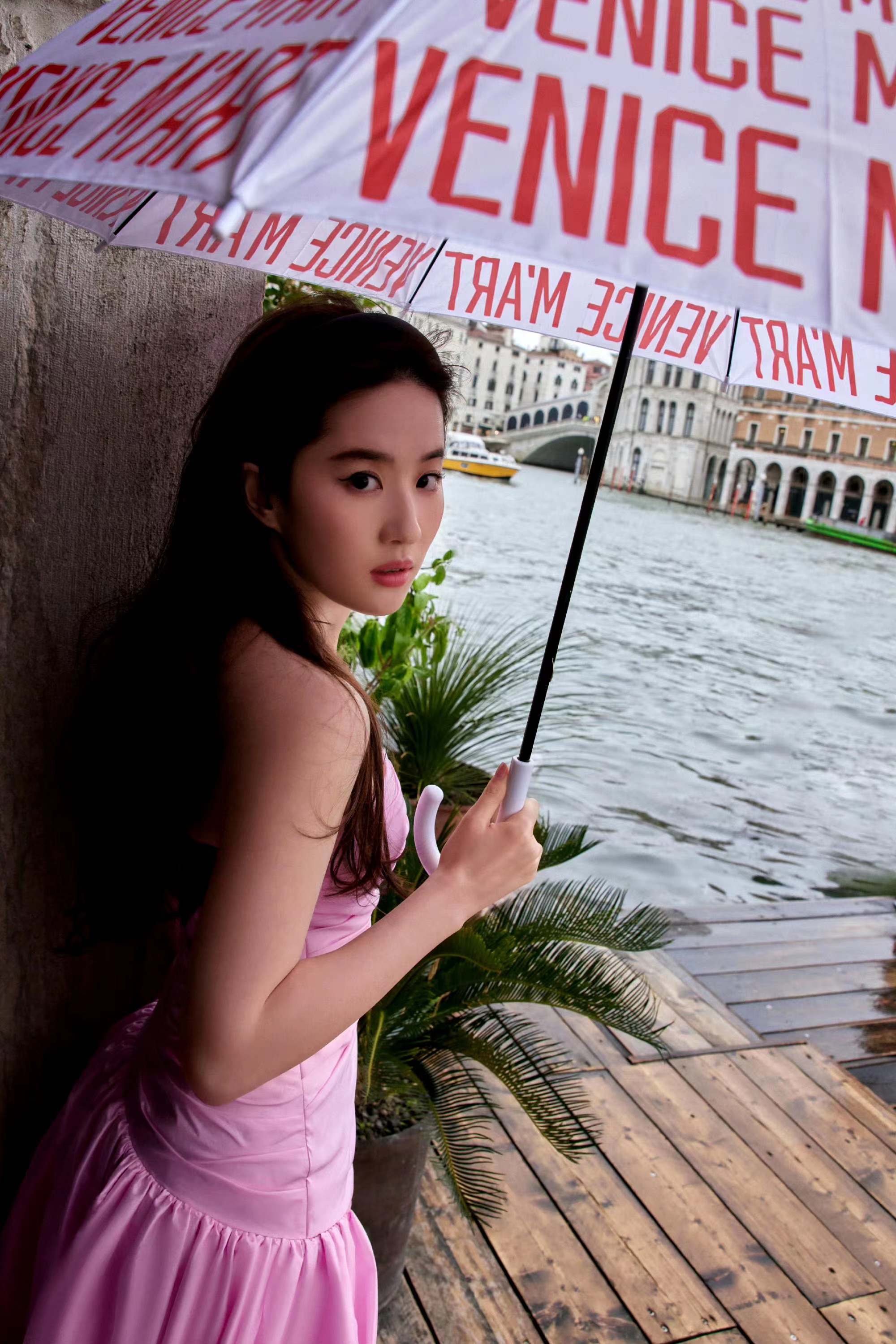 Liu Yifei really lost weight! Wearing a Barbie pink dress to shine in ...