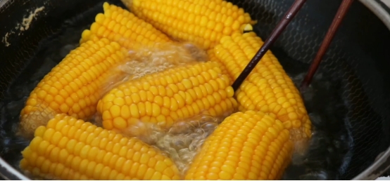 When cooking corn, never boil it directly in water, teach you to add ...