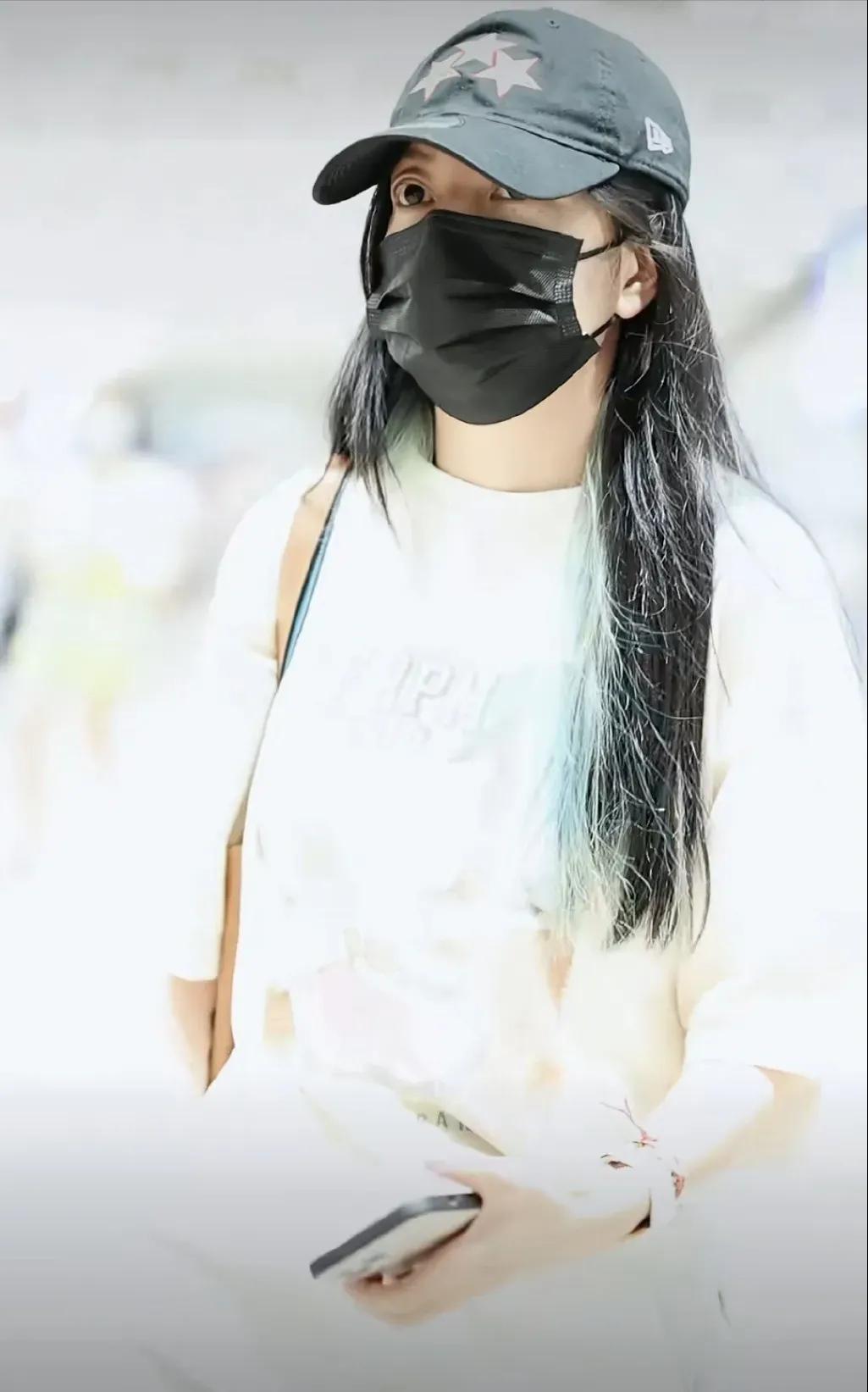 Why is "Old Swallow" Zhao Wei fat and old, with protruding eyeballs