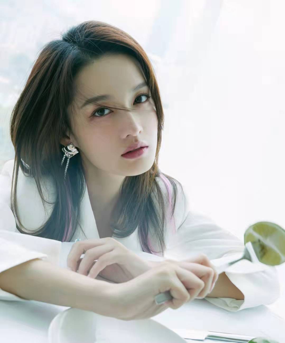 Li Qin's outfits are beautiful, and the clothes are divided into three ...