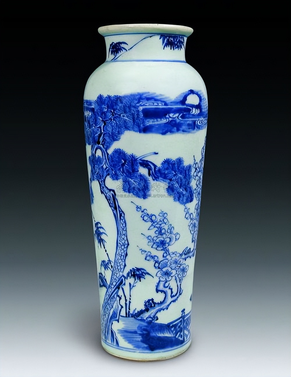 A porcelain vase was unearthed from the tomb of the empress. The body