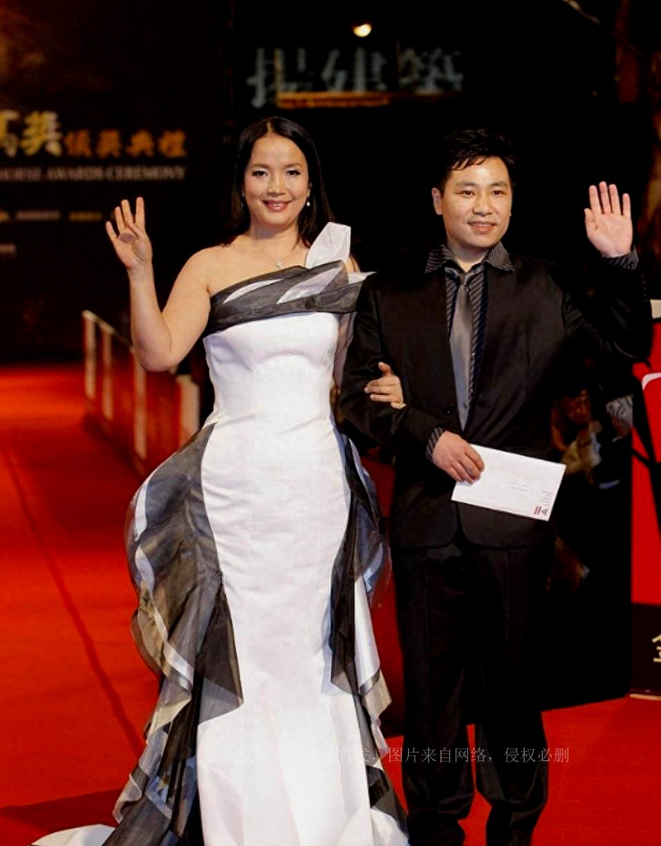 "Lu Liping and Zhang Boyu are in the same frame, and her mother has a ...