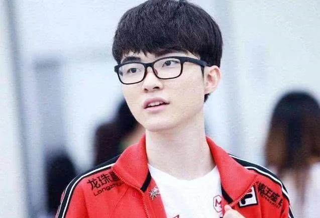 Carrying goods at the end of career?Faker live broadcasts the goods ...