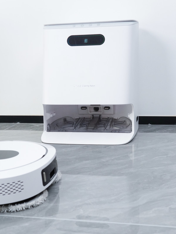 ROOMI really allround sweeping and mopping robot EVA, cleaning the