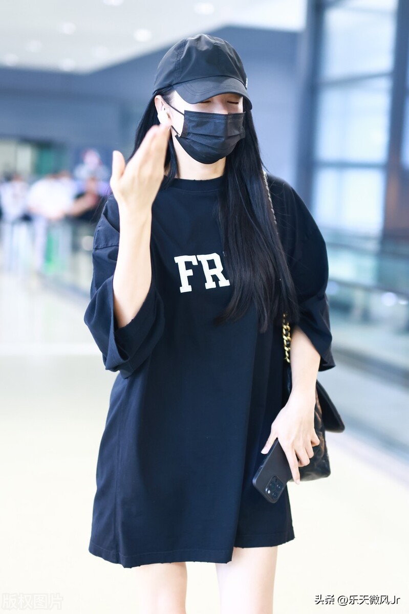 Zhang Yuqi Appeared At Beijing Airport Wearing A Black T-shirt Casual 